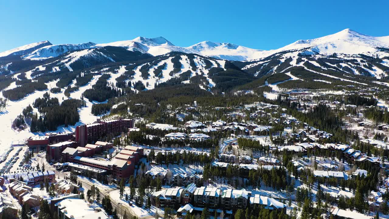 布雷肯里奇，科罗拉多州落基山腰空中无人机视频滑雪斜坡，缆车和度假出租房屋视频素材