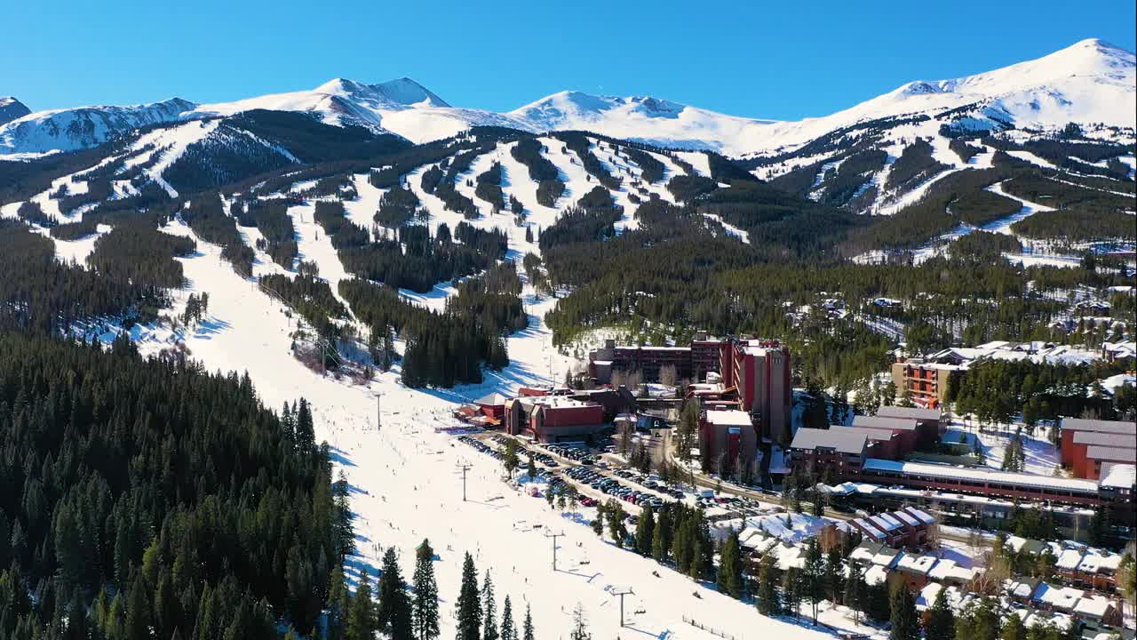 科罗拉多州布雷肯里奇滑雪场和缆车底部。空中无人机视频落基山滑雪道和住宿视频素材