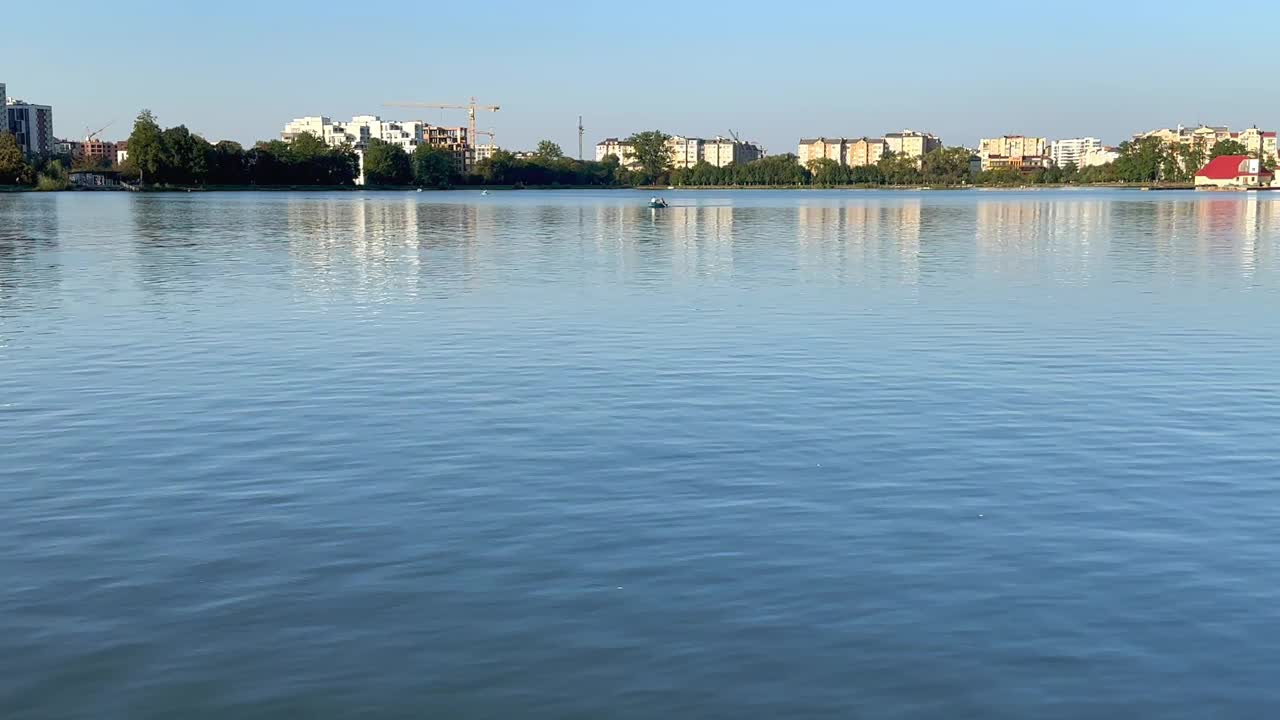 城市湖上有游客乘船航行视频素材