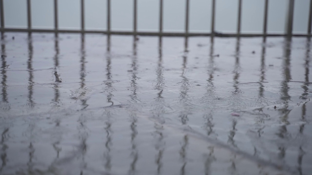 4K 30FPS雨点落在石板上的慢动作视图，大雨视频素材