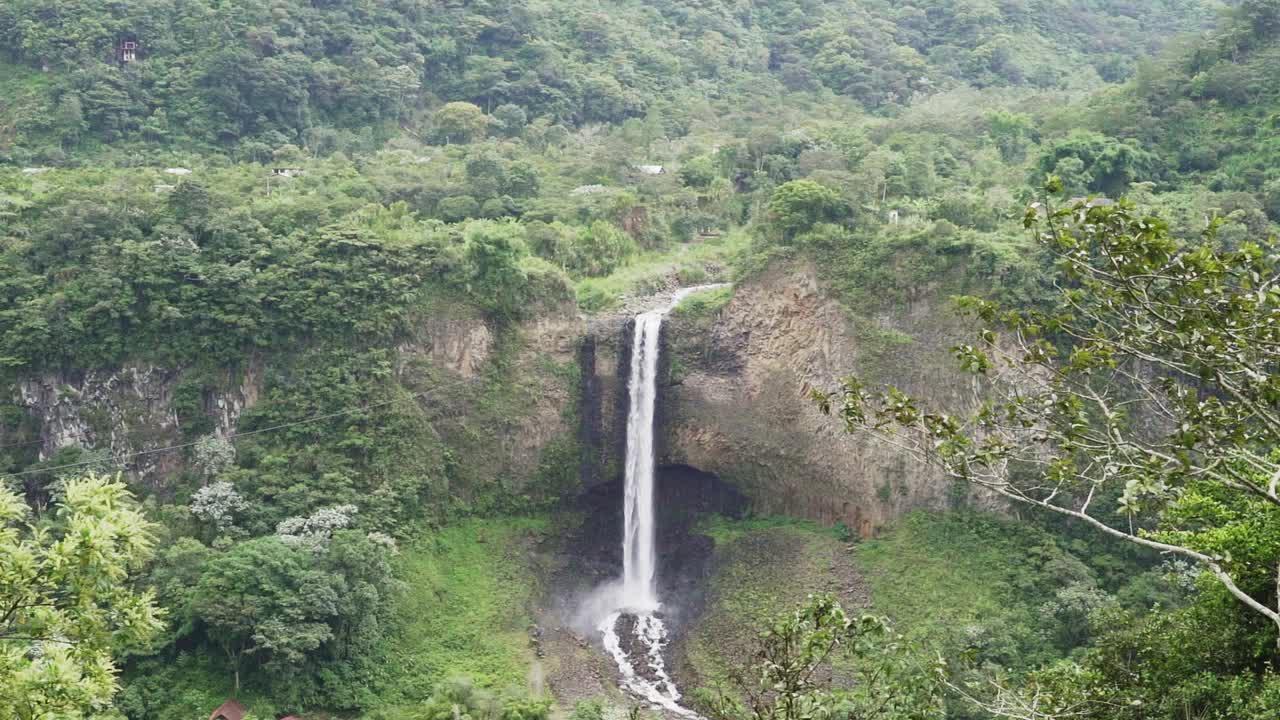 位于南美洲厄瓜多尔安第斯山脉巴诺斯圣阿瓜附近的El Pailon del Diablo壮观瀑布旁的雨林。视频素材