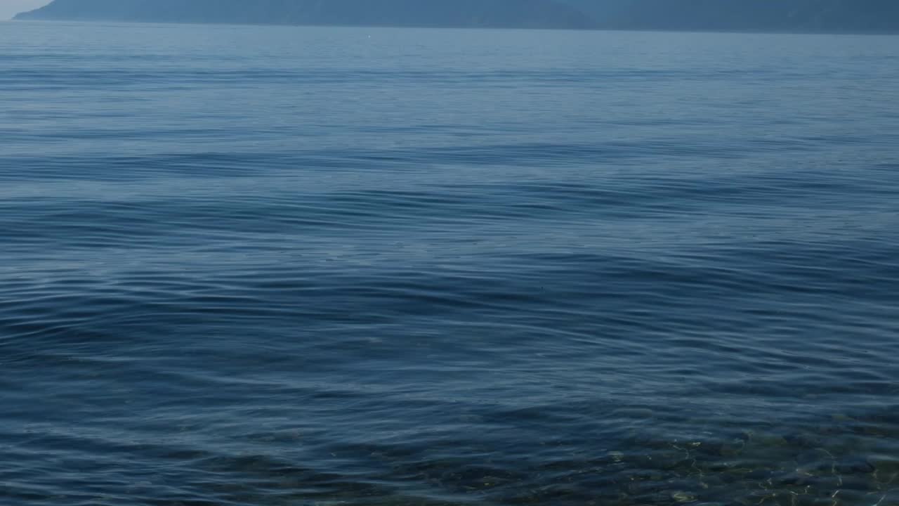 慢动作，平静开阔的大海，宁静空灵的景色。文本的空模板。和谐、放松、冥想和心理健康的理念。梦幻般的风景视频素材