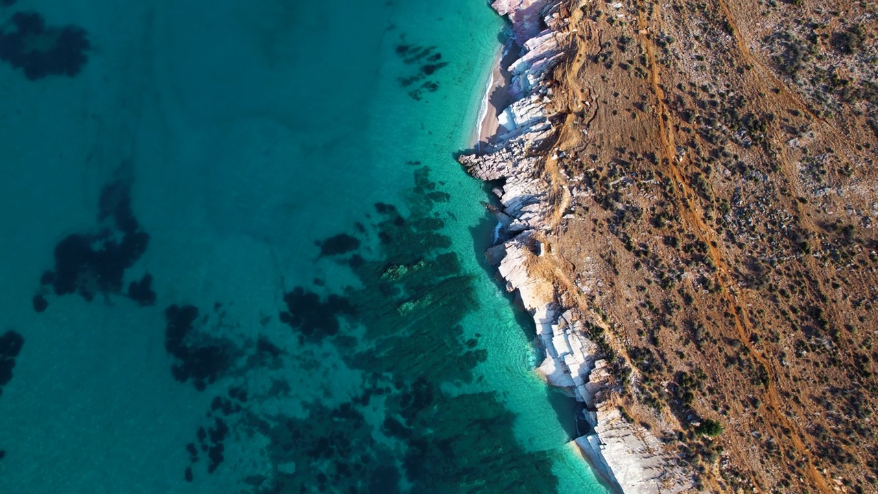 白色大理石的爱奥尼亚海岸，深翡翠海，岩石海岸，和全景的海滩景色在卢科娃，阿尔巴尼亚视频素材