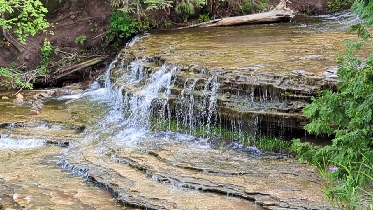 平静的视频显示水流过密歇根州北部的Au Train瀑布视频下载