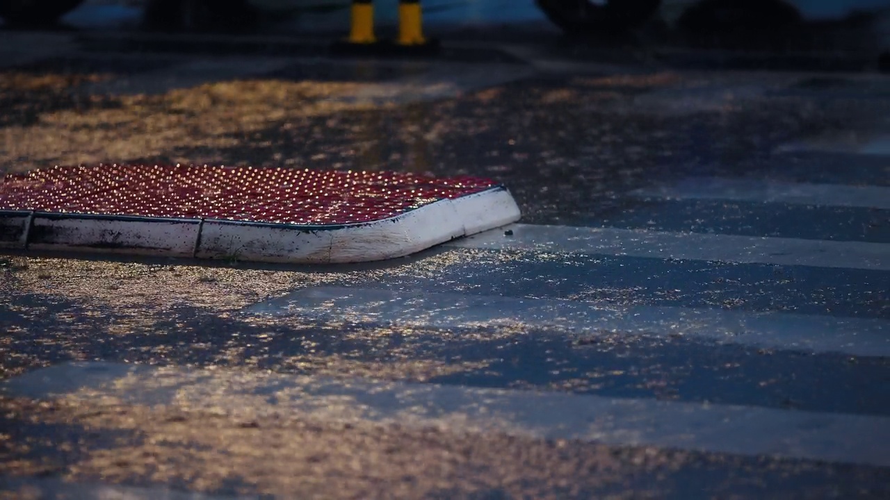 城市中的雨天:强降水视频素材