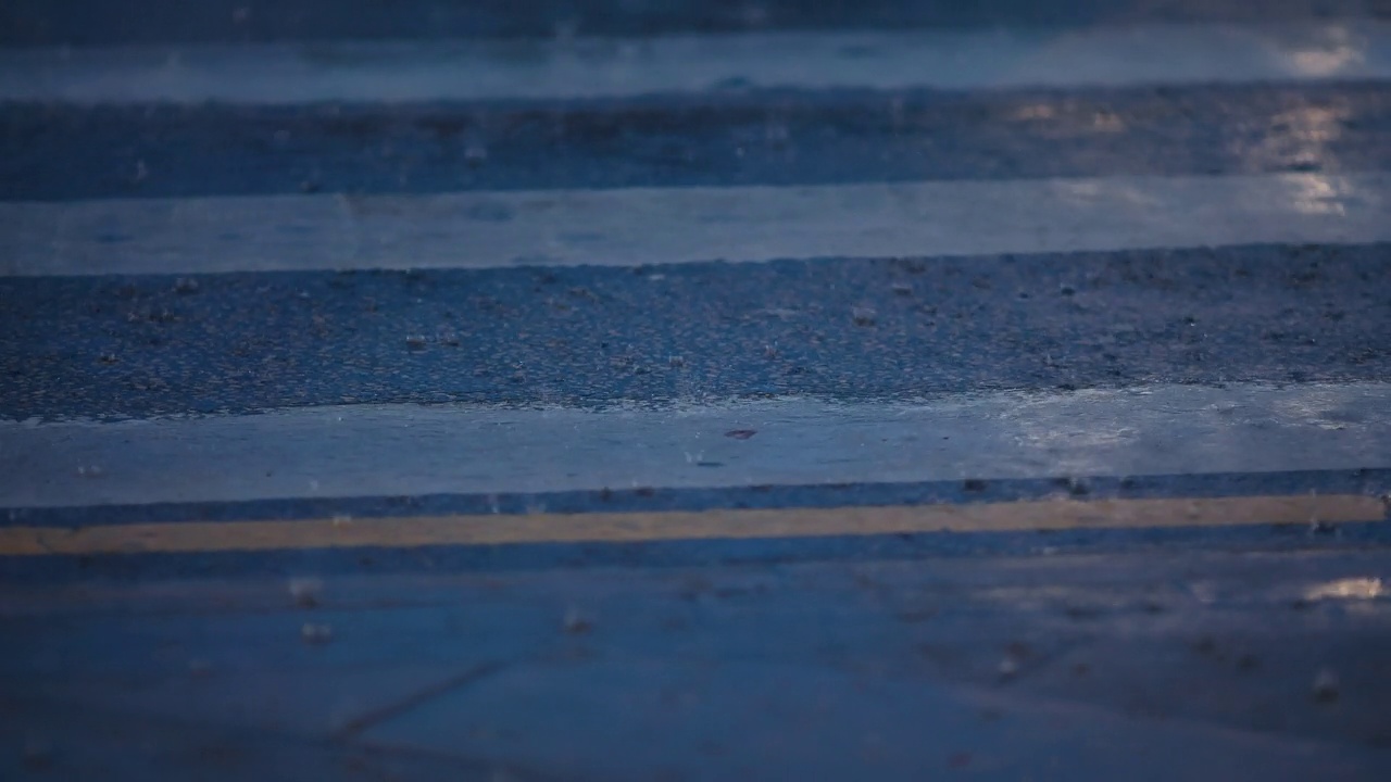 城市阵雨:城市街道上的暴雨视频素材