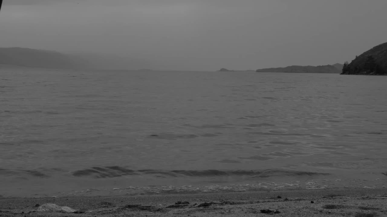 慢动作，平静开阔的大海，宁静空灵的景色。暴风雨后的天空视频素材