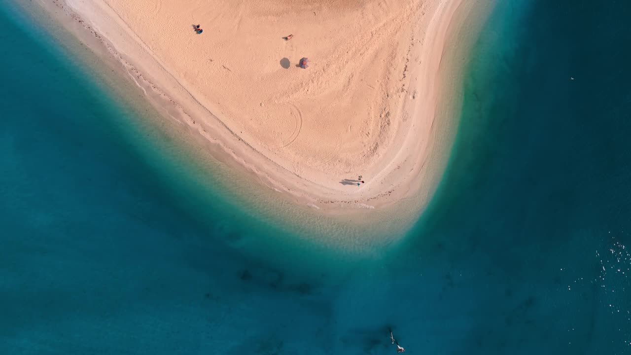 空中拍摄的空金色沙滩和海浪的海洋。俯视图视频素材