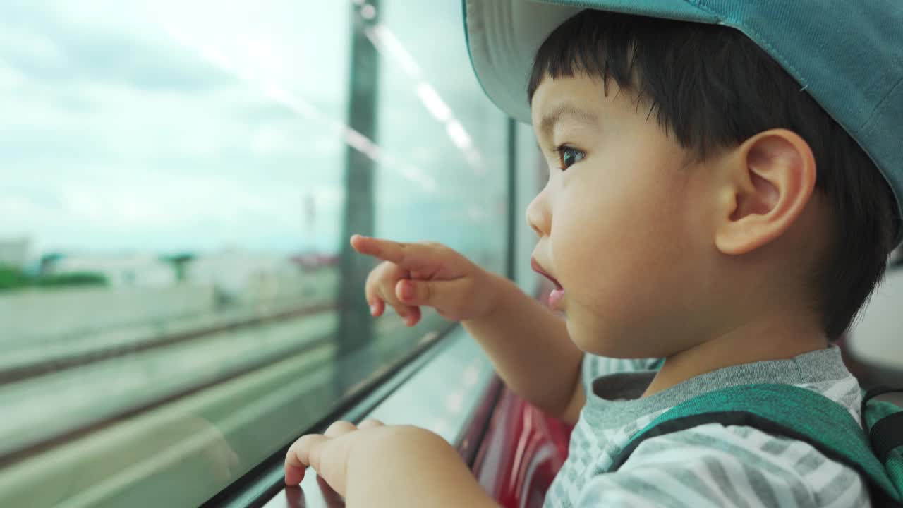 通勤火车上的亚裔日本男孩。视频素材