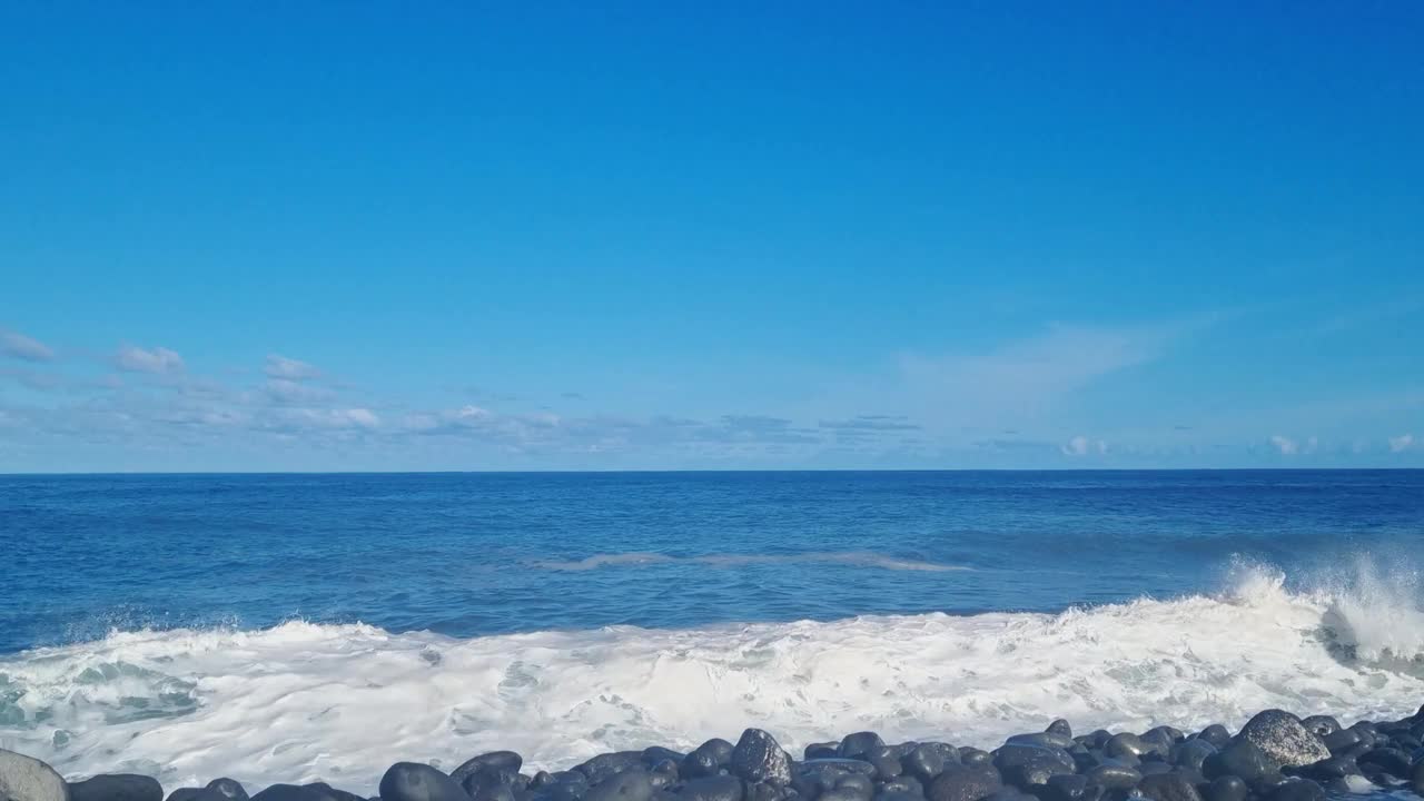 海浪拍打着岩石海岸视频素材