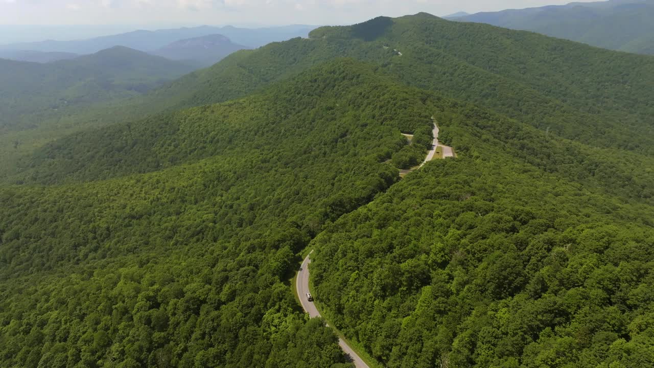 美国蓝岭公园大道和阿巴拉契亚山脉的航拍画面视频素材