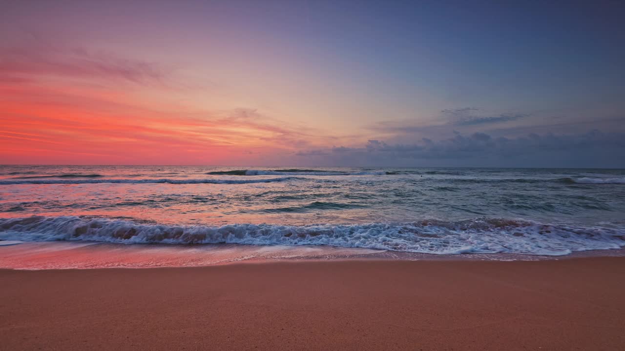 美丽的海洋日出与飞禽在海上地平线和波浪视频素材