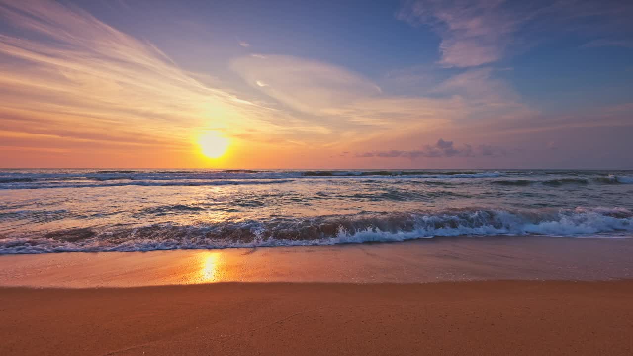 热带夏季海滩，日出在海平面上，海浪和海滩海岸视频视频素材