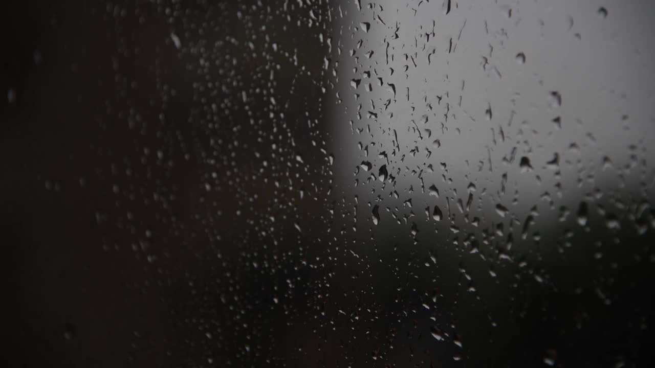 窗户上的雨滴视频素材