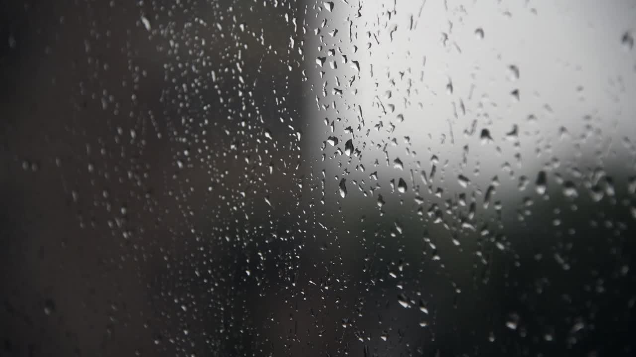 窗户上的雨滴视频素材