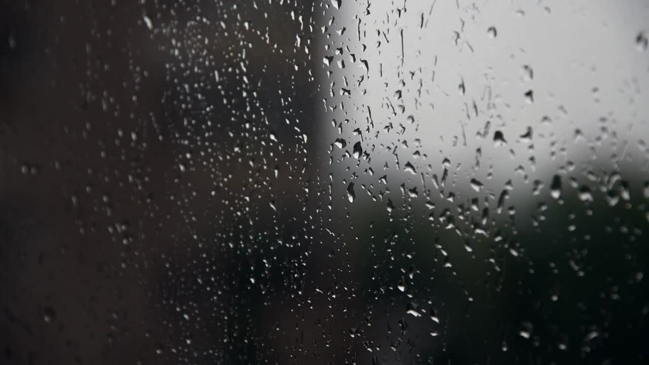 窗户上的雨滴视频素材