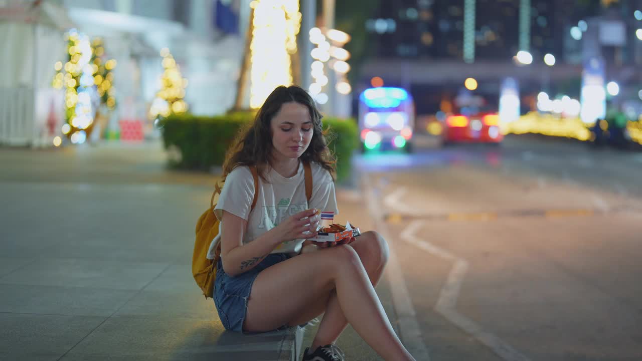 在夜市吃泰国街头小吃的女人视频素材