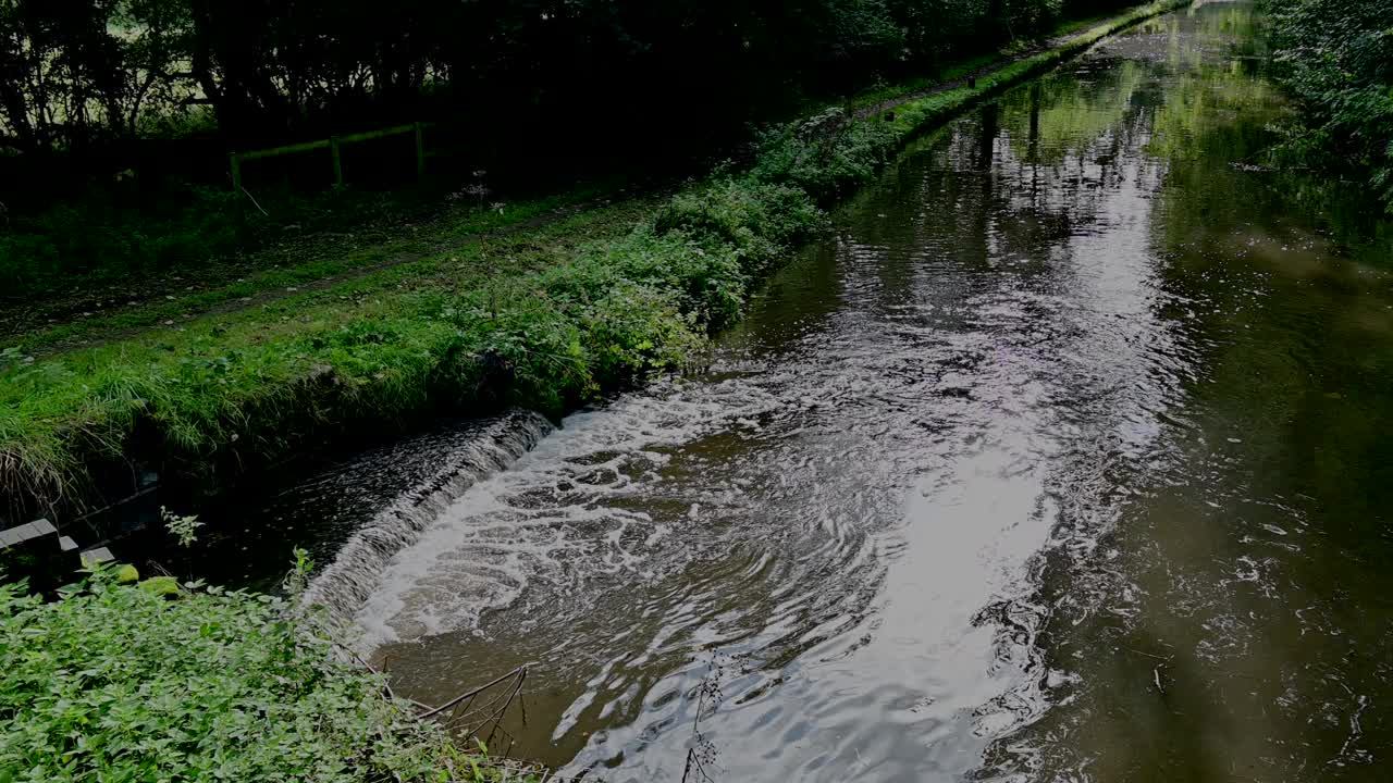 运河拖径绿色葱郁的河景和景观桥斯特拉特福德运河英国沃里克郡视频下载