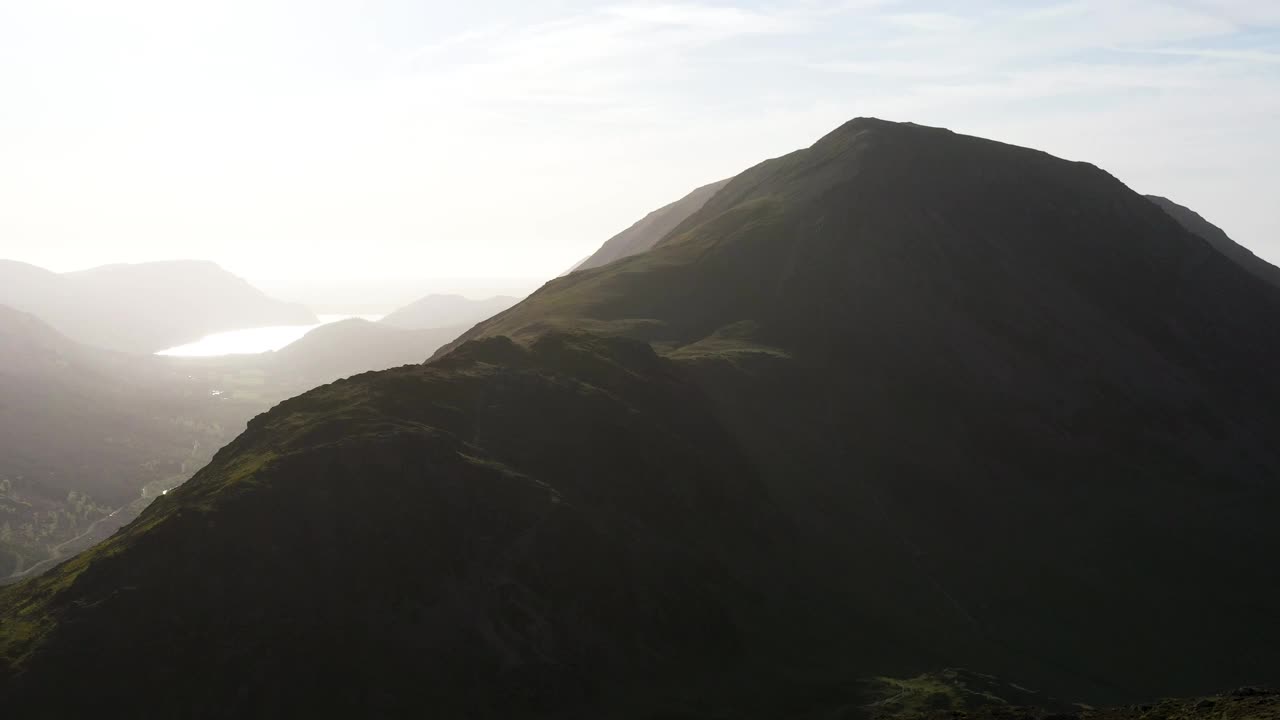 在一个阳光明媚的日子里，鸟瞰英国英格兰湖区国家公园的山脉、山谷和湖泊。从干草堆上俯瞰巴特米尔，大山墙和舰队派克。视频下载