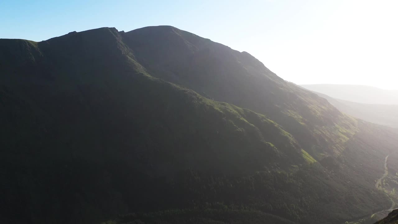 在一个阳光明媚的日子里，鸟瞰英国英格兰湖区国家公园的山脉、山谷和湖泊。从干草堆上俯瞰巴特米尔，大山墙和舰队派克。视频下载