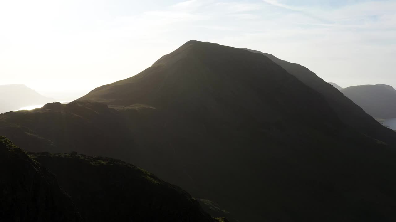 在一个阳光明媚的日子里，鸟瞰英国英格兰湖区国家公园的山脉、山谷和湖泊。从干草堆上俯瞰巴特米尔，大山墙和舰队派克。视频下载