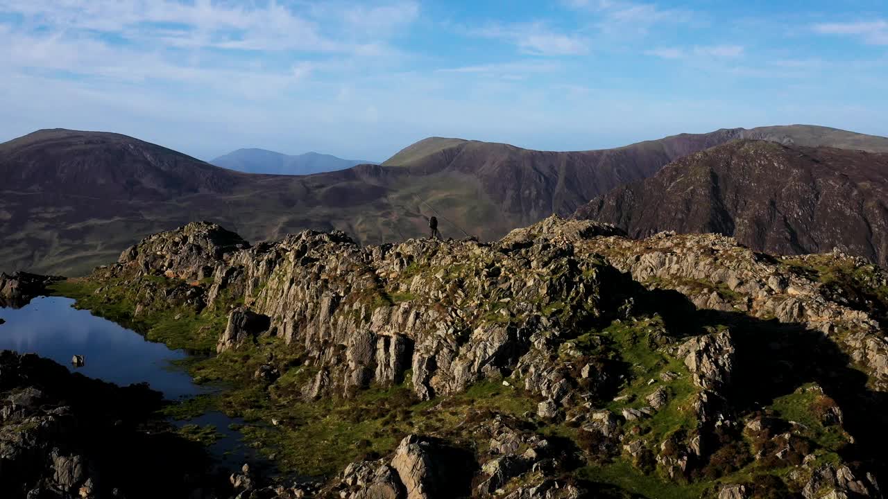 在一个阳光明媚的日子里，鸟瞰英国英格兰湖区国家公园的山脉、山谷和湖泊。从干草堆上俯瞰巴特米尔，大山墙和舰队派克。视频下载