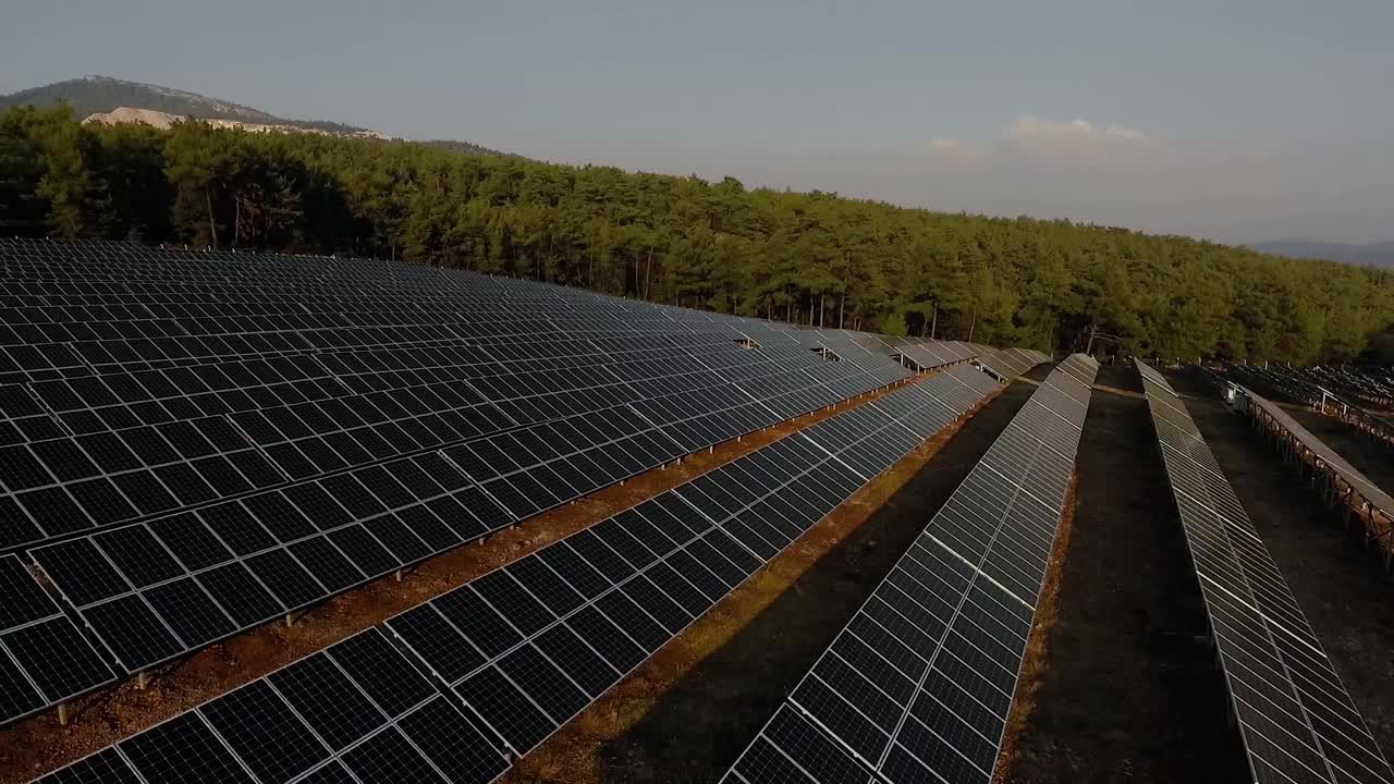 森林中的太阳能电池板。山上的太阳能电池板。以山为背景的太阳能电池板，山上的太阳能电池板。以山脉为背景的太阳能电池板视频素材