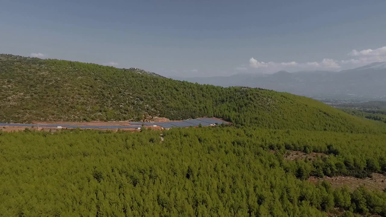 森林中的太阳能电池板。山上的太阳能电池板。以山为背景的太阳能电池板，山上的太阳能电池板。以山脉为背景的太阳能电池板视频下载