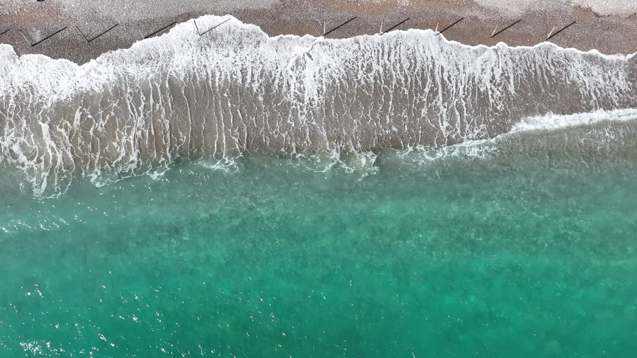 从无人机的角度看，美丽的海滩和翠绿的海水形成了完美的对比视频下载