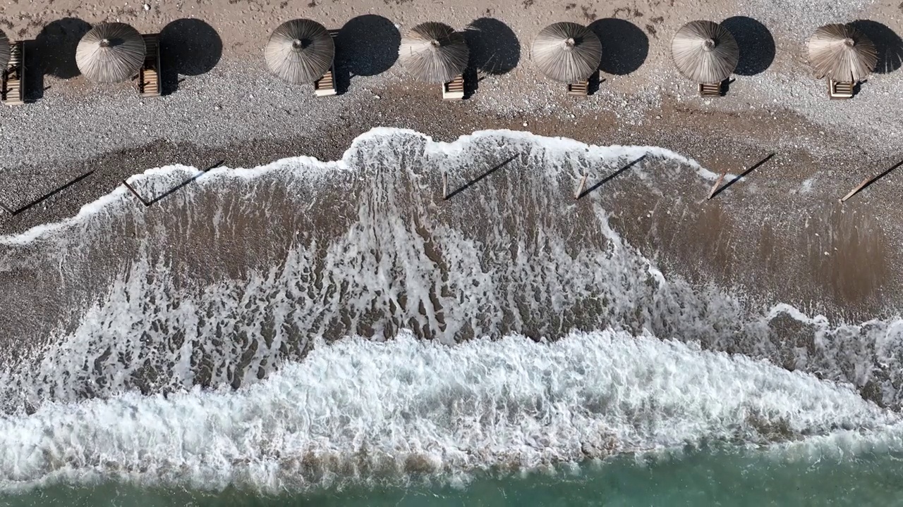 异国情调的海滩被海浪冲刷，用无人机拍摄视频素材