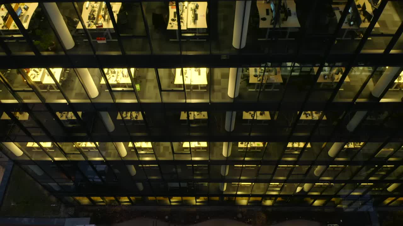 从无人机上看到的摩天大楼办公室的窗户。视频素材