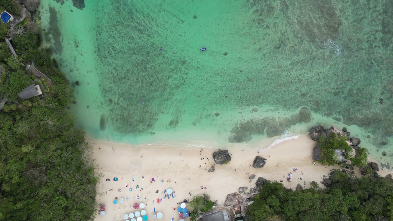 巴厘岛巴东巴东海滩上空缓慢飞行视频下载