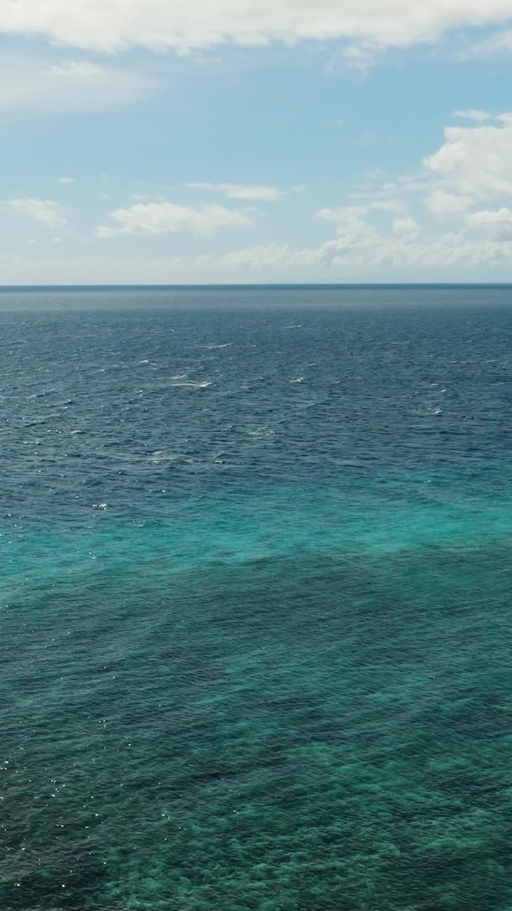 湛蓝天空下深蓝色大海鸟瞰图。菲律宾锡。视频素材