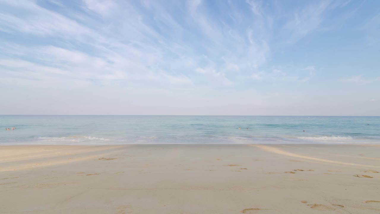 延时热带白沙平滑的海滩，平静的大海和日出清澈的蓝天背景，拥挤的人们在热带白沙海滩上放松视频素材