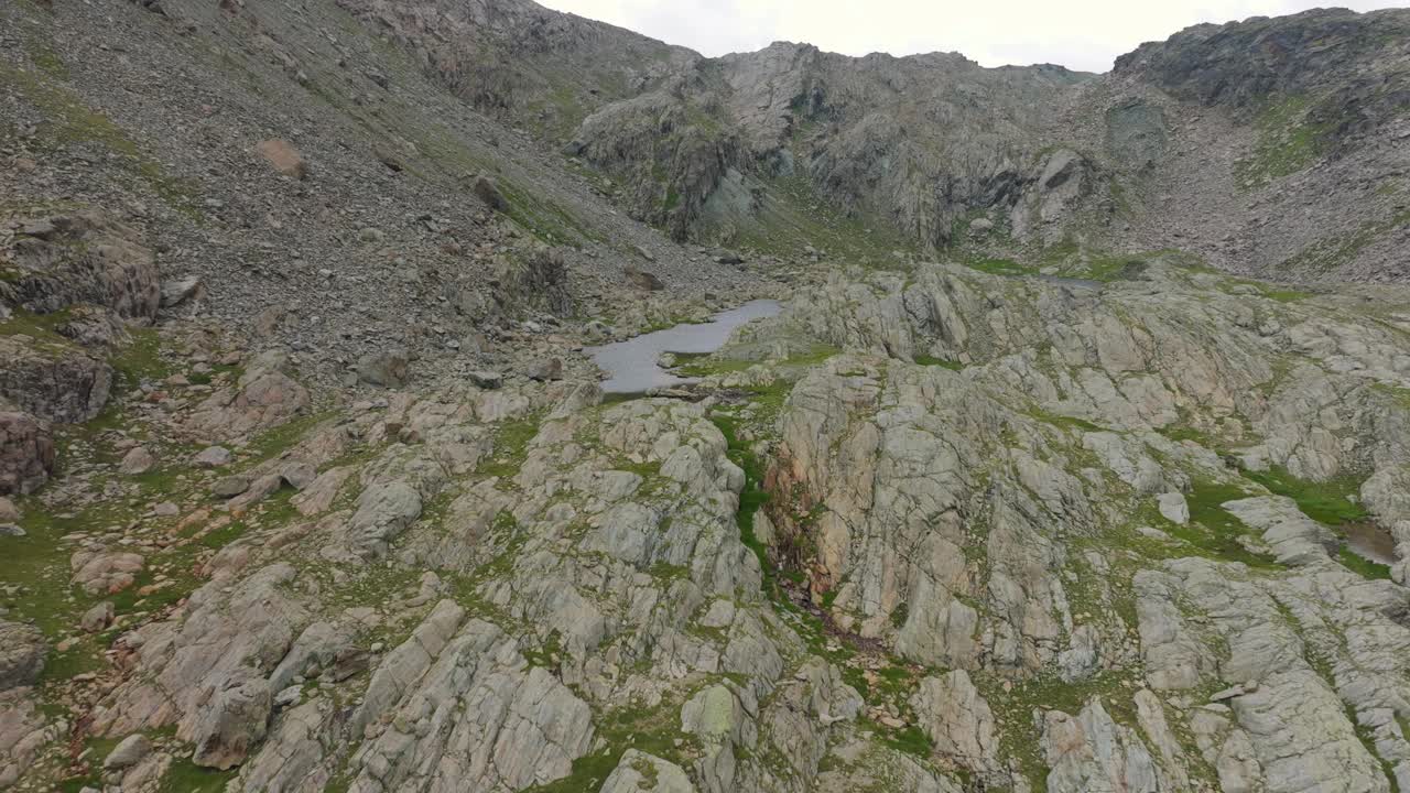 夏季鸟瞰意大利瓦尔泰利纳地区瓦尔马伦科Campagneda的山湖。空中无人机视频素材