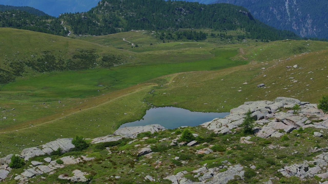 美丽的高山夏季景观与湖泊坎帕涅达在Valmalenco瓦尔泰利纳地区在意大利。无人机航拍图视频素材