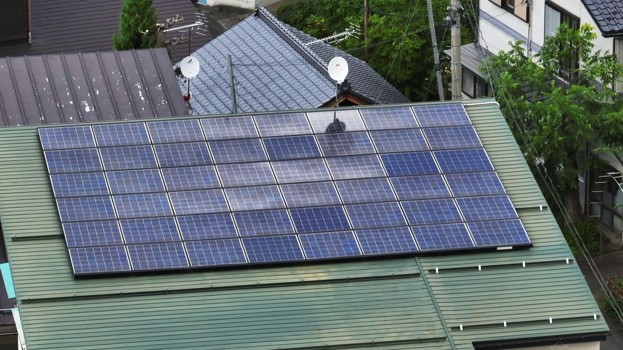 日本白天，一所日本房子上的太阳能电池板的航拍长镜头视频素材