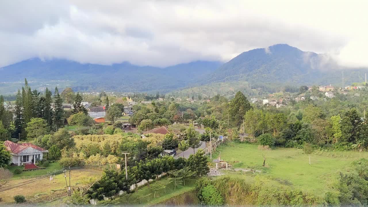 4K延时拍摄的耸人听闻的移动云景在山上视频素材