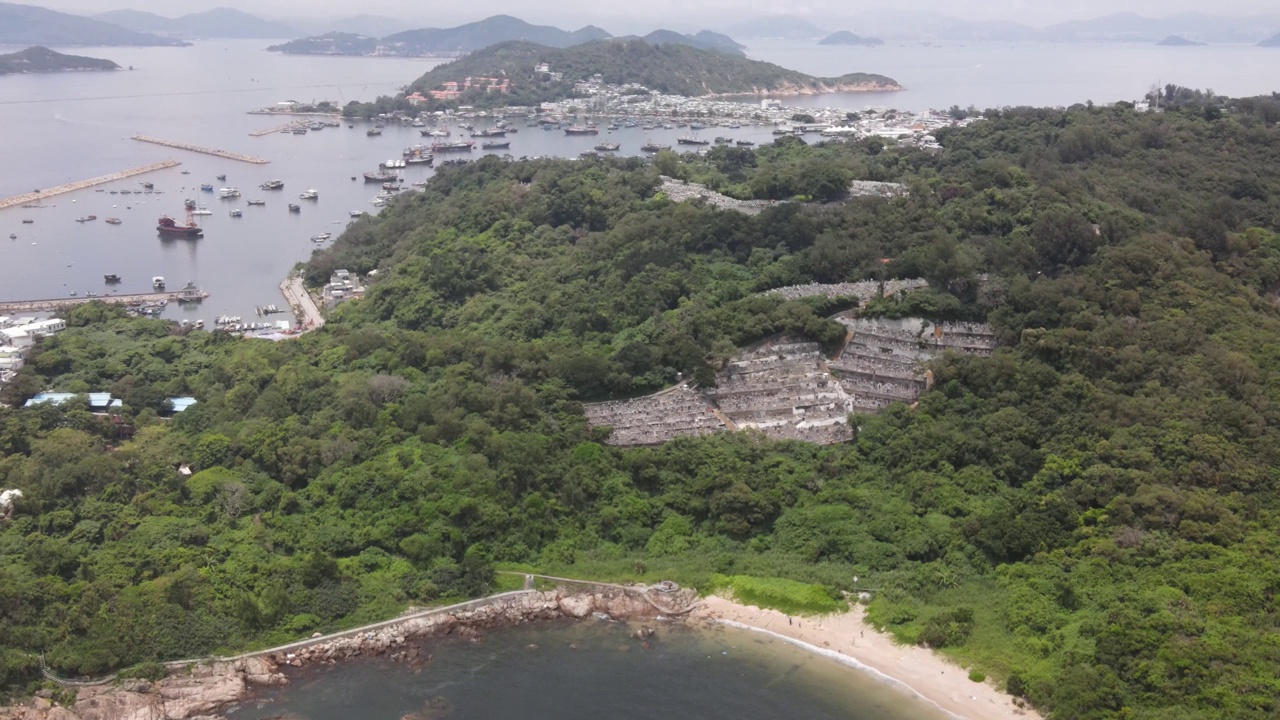 从多岩石的海岸线空中拍摄，展现香港长洲的全岛景观视频素材