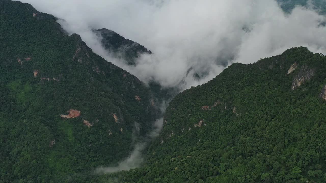 泰国清莱美丽的晨雾山鸟瞰图视频下载