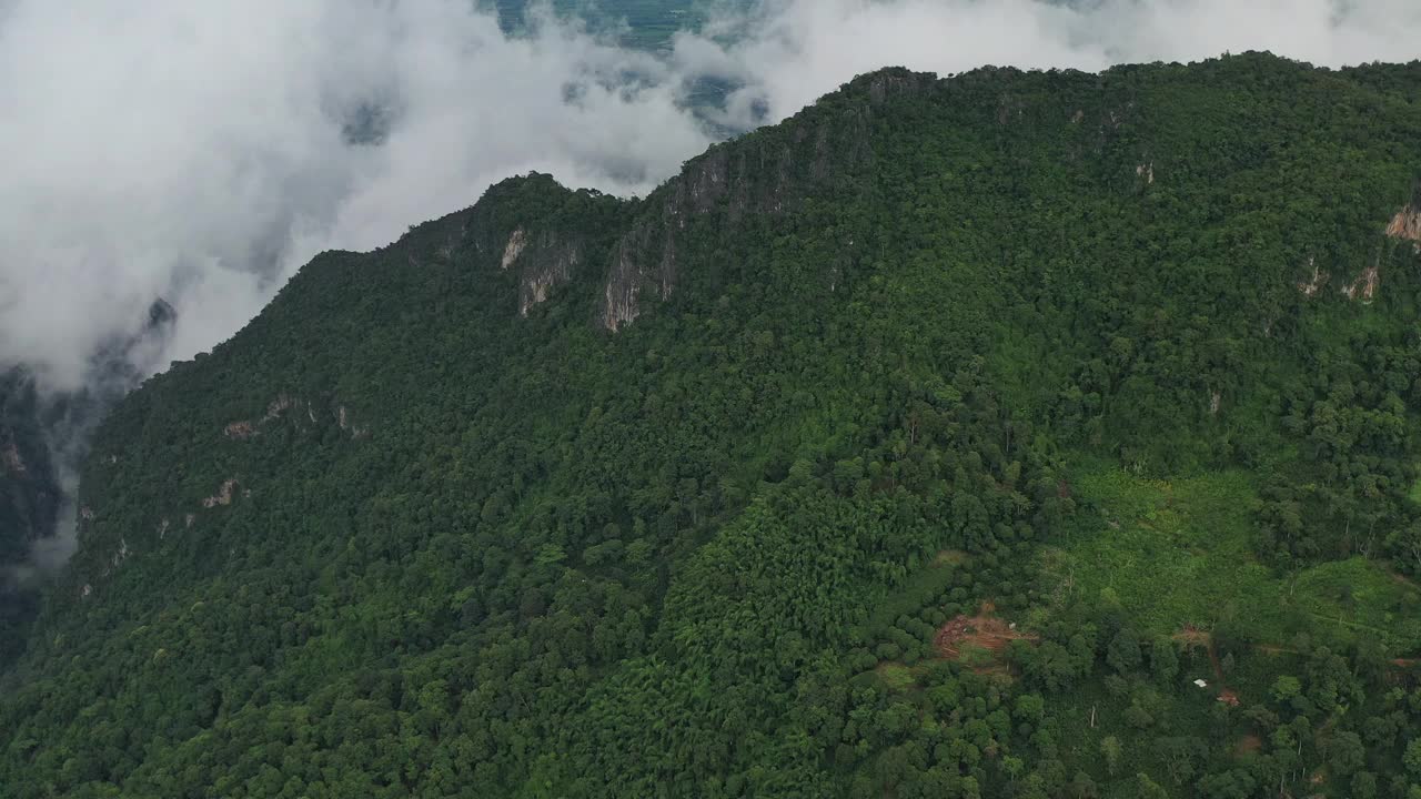 鸟瞰图捕捉清莱山脉的晨雾视频素材