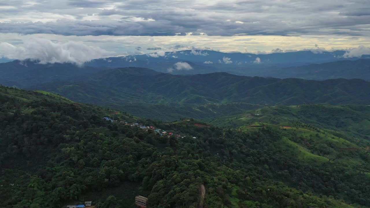 鸟瞰图显示清莱宁静的山景视频素材