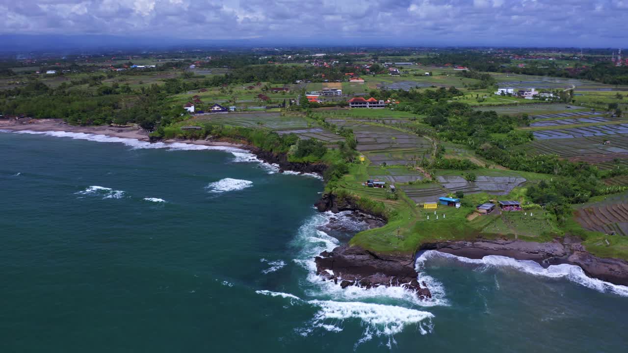 风景如画的海岸线海滩爱情在Kediri，巴厘岛，印度尼西亚-空中无人机拍摄视频素材