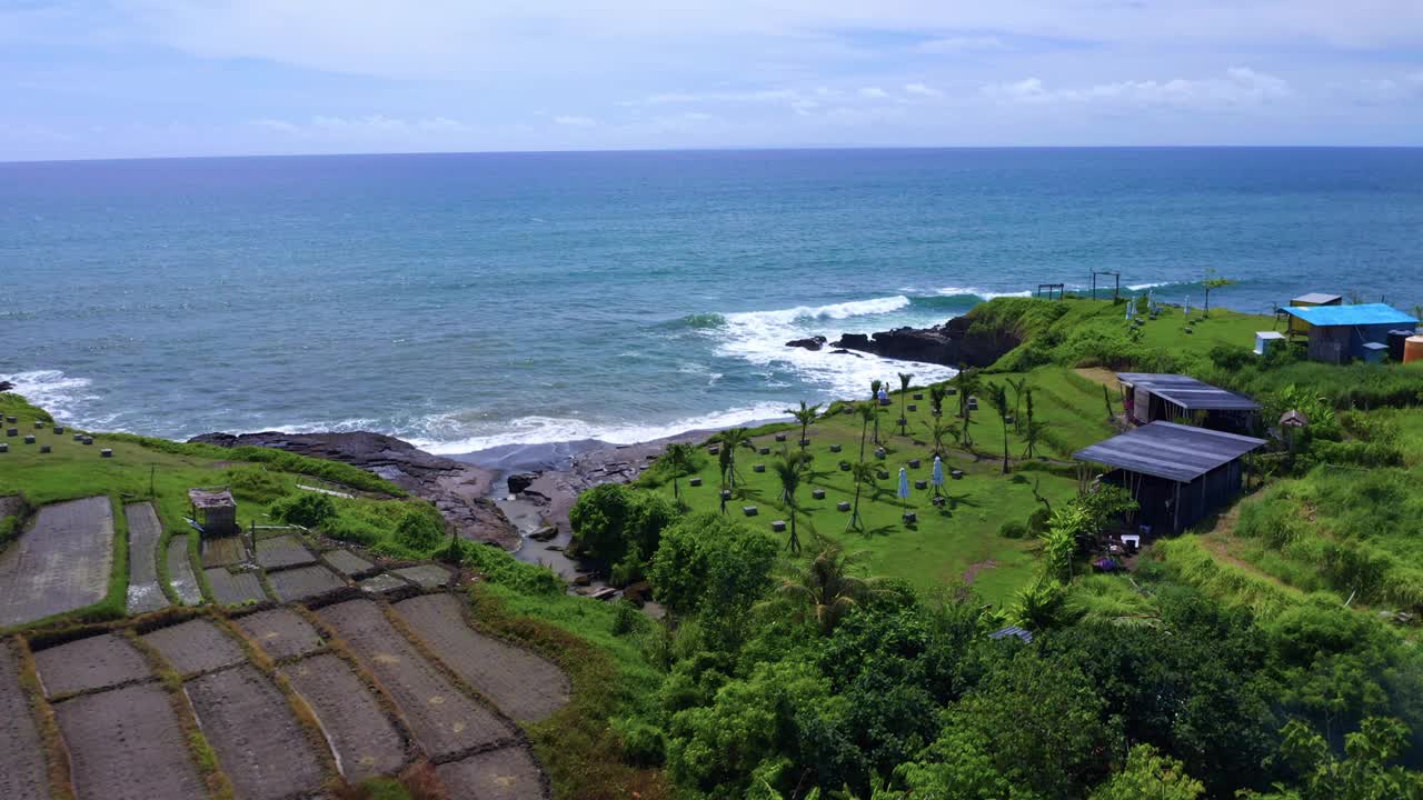 风景如画的海滩爱情在Kediri，巴厘岛，印度尼西亚-空中无人机拍摄视频素材