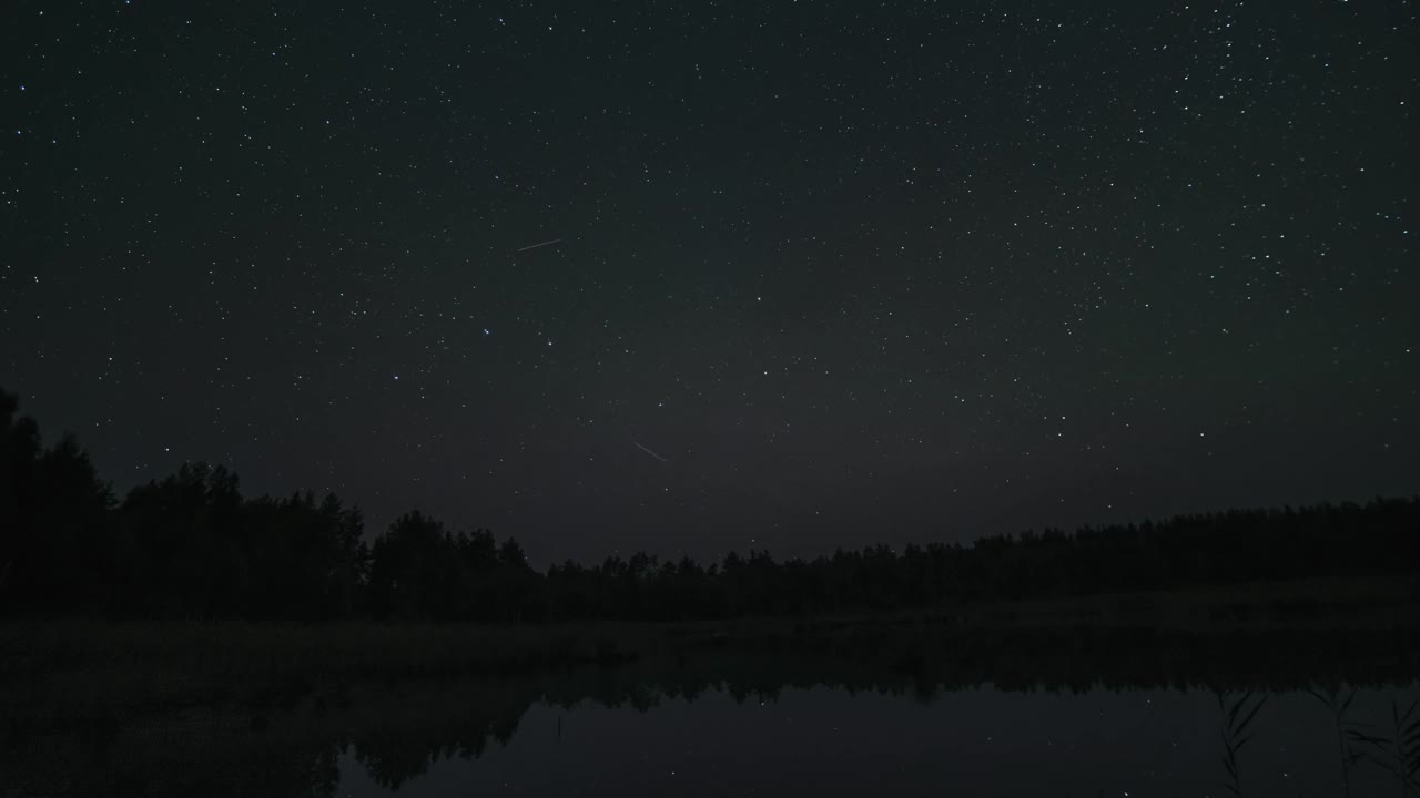 星星在湖面上的夜空中移动视频素材