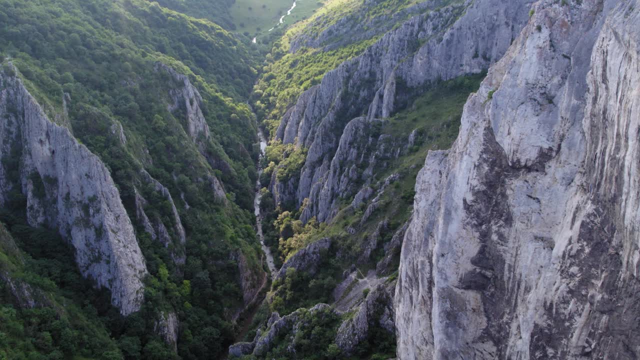 山谷中令人惊叹的喀斯特山峰，由河流形成，由于石灰岩，空中视频素材