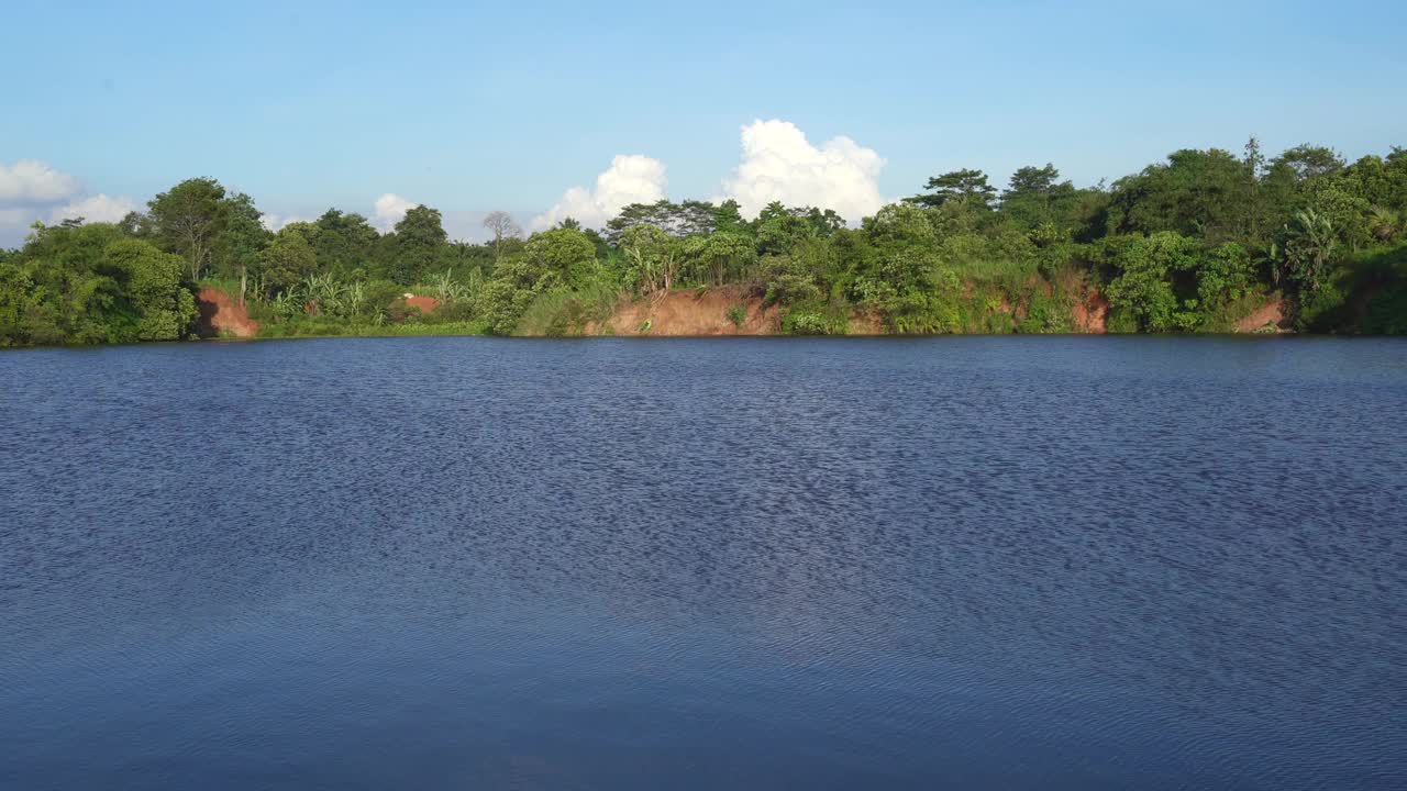 美丽的森林湖，印尼红土美丽的湖景全景视频下载