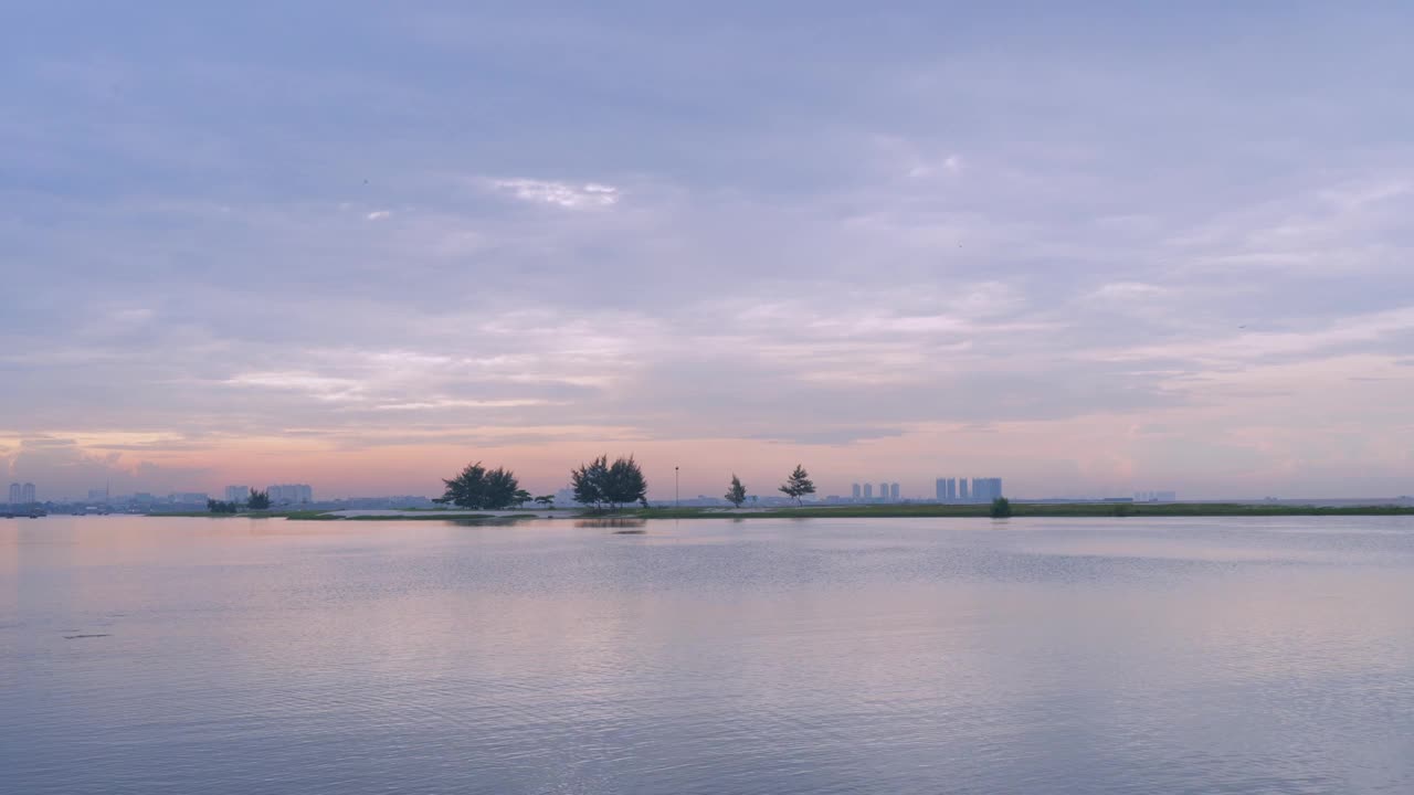 印度尼西亚雅加达，安科尔海滩美丽的日落视频下载