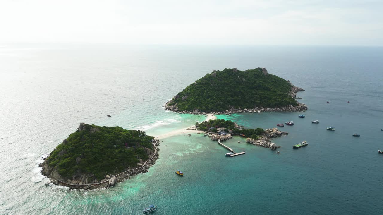 鸟瞰被珊瑚礁和海洋生物包围的泰国科陶岛视频素材