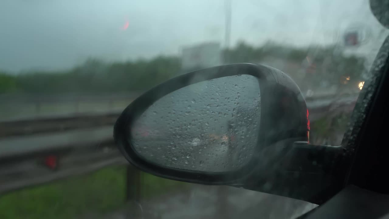 大雨落在汽车的挡风玻璃上视频素材